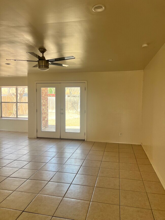 Foto del edificio - 1555 Nogalitos St