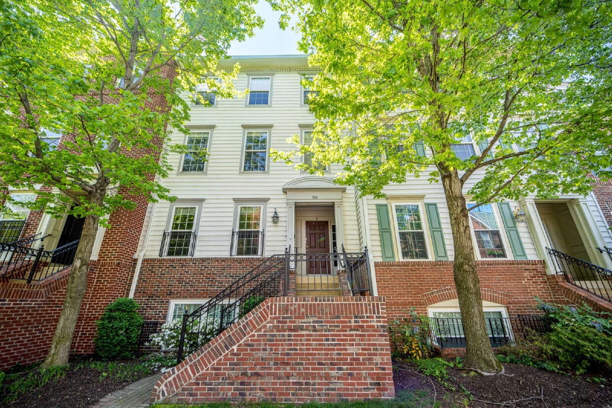 Comfortable Condo Living in Convenient Alexandria Location - Comfortable Condo Living in Convenient Alexandria Location