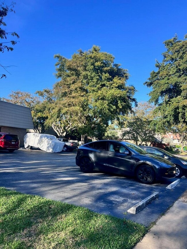 Building Photo - 1700 Embassy Dr