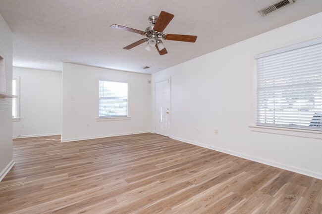 Building Photo - 1808 Iris St