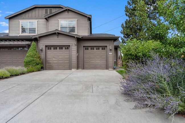 Building Photo - 3 Bed 2.5 bath plus Office/den-Townhome-Ri...