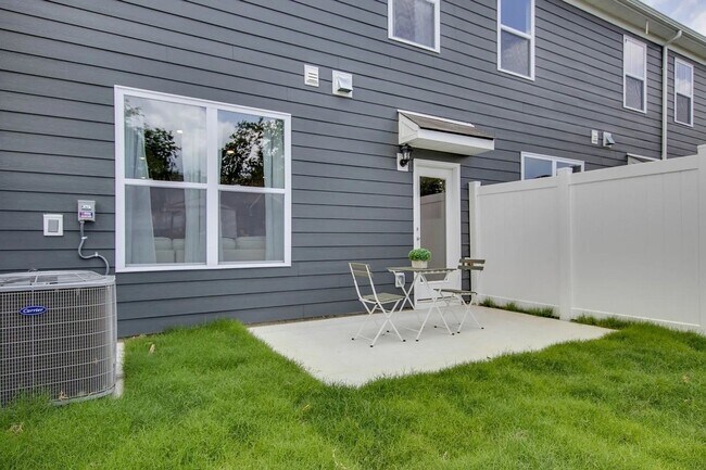 Foto del edificio - Townhome For Lease