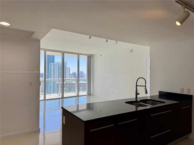 Foto del edificio - 475 Brickell Ave