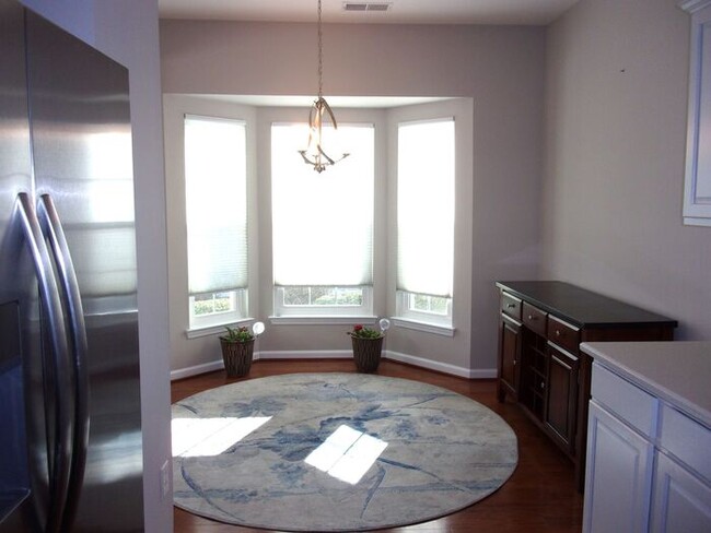 Foto del edificio - Spacious 3 Bedroom 2 1/2 Bath Townhome in ...