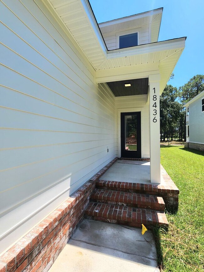 Building Photo - Stunning new executive home in Gulf Shores!