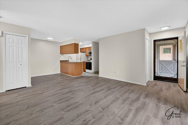Foto del edificio - $1395 2 bedroom ground floor condo