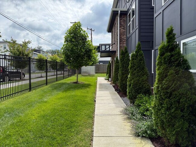 Foto del edificio - 3 - Level Modern Apartment in East Nashville
