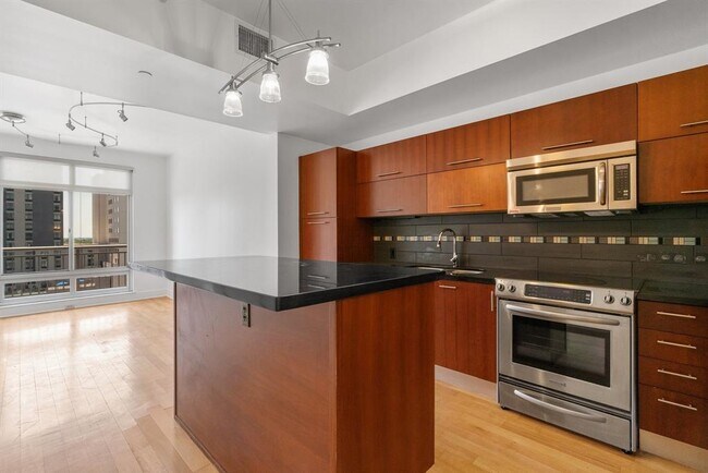 Building Photo - 603 Davis St