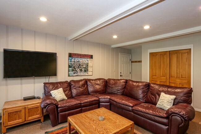 Foto del edificio - 815 Columbine Rd
