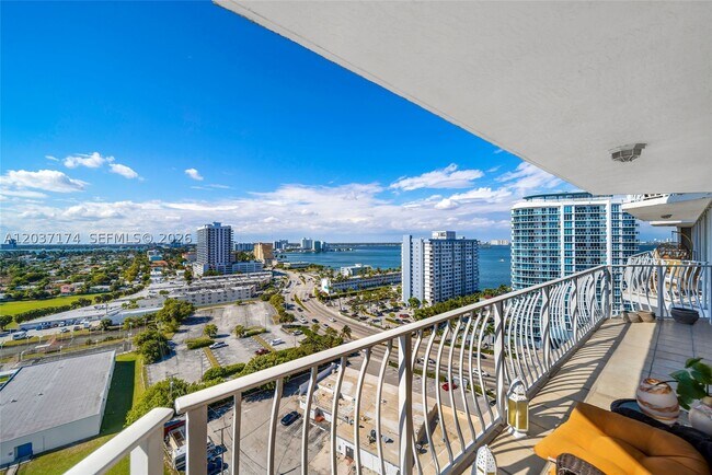 Foto del edificio - 7601 E Treasure Dr