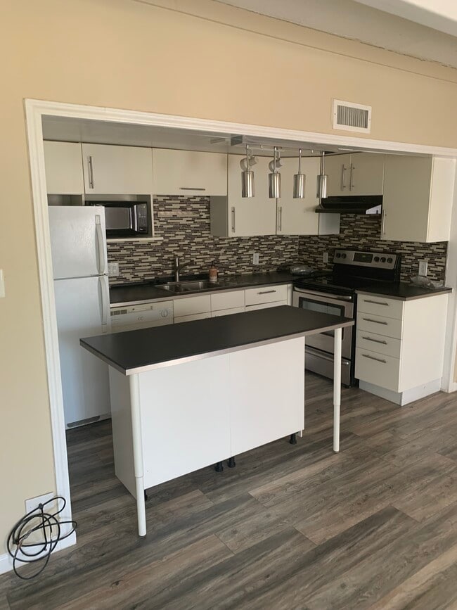 cocina espacio abierto - 9995 E Harvard Ave