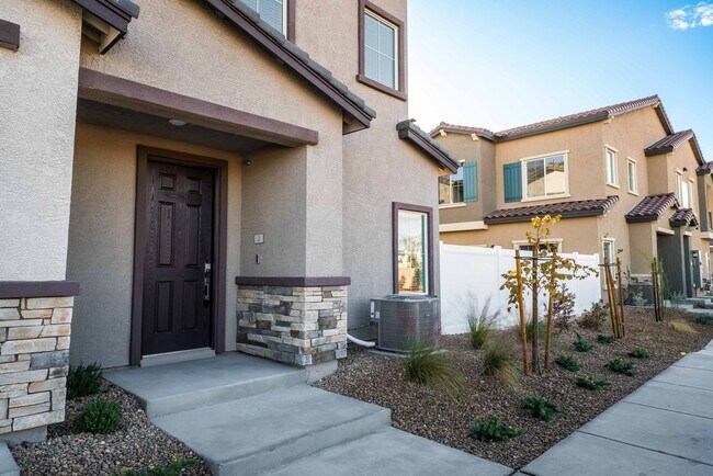 Foto del edificio - STUNNING BRAND NEW 3 BEDROOM TOWNHOUSE!