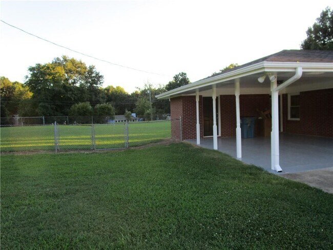 Foto del edificio - 1667 Old Peachtree Rd NE