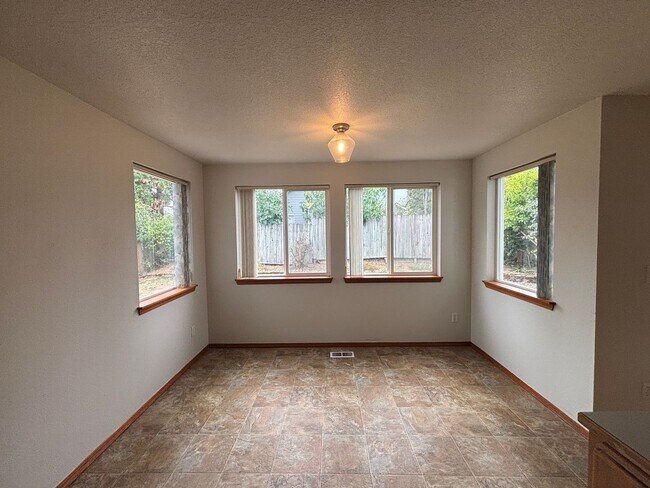 Building Photo - 4 bedroom, 3 bathroom Home in Bull Mountai...