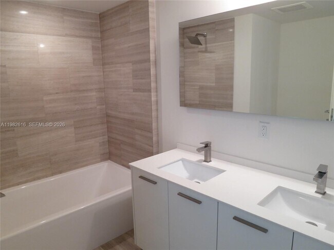 Foto del edificio - 1300 Brickell Bay Dr