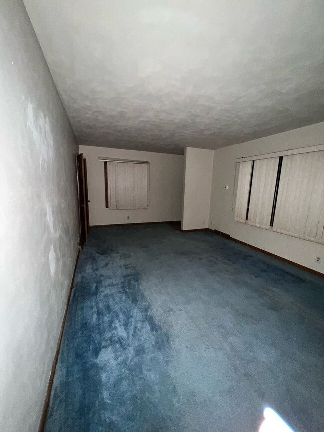 Building Photo - 1417-1419 Shoreland Dr.
