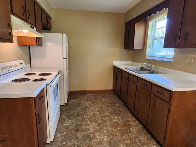 Building Photo - 2 Bed 1 1/2 Bath Duplex on Terre Hautes Northside