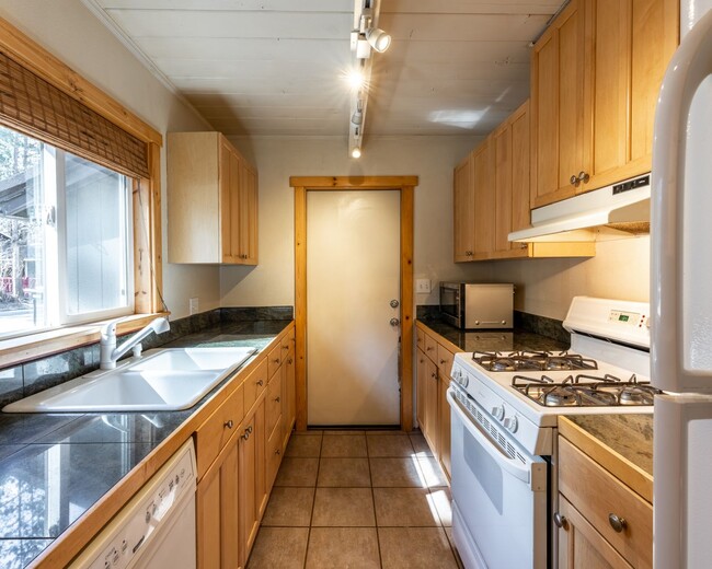 Foto del edificio - Charming pet friendly craftsman style home...