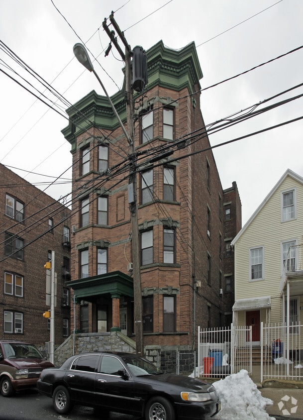 Building Photo - 705 29th St
