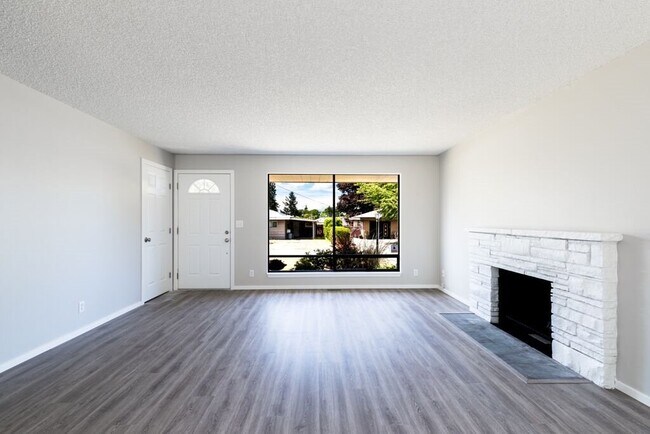 Foto del edificio - 3 Bedroom Rambler Situated on a Large Lot with Mature Landscaping!