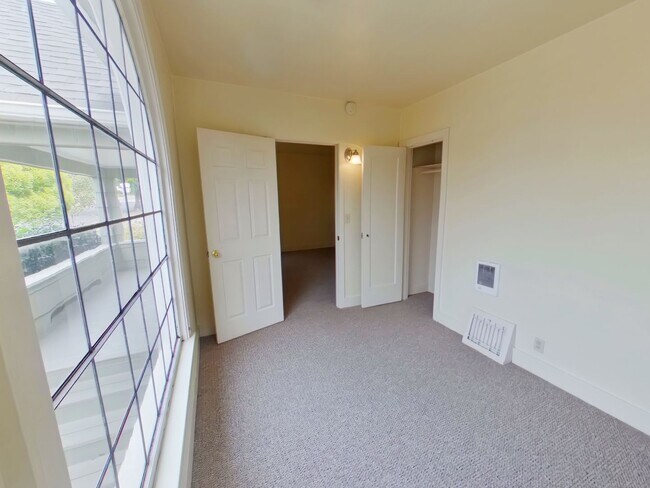 Foto del edificio - Large Classic Campus Home