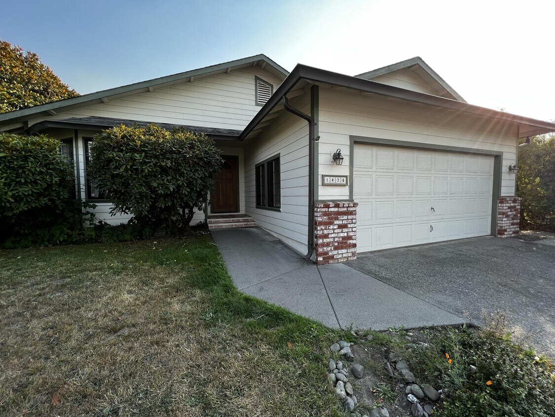 Primary Photo - 1476 Frontier Ave