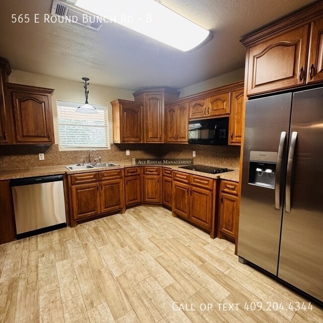 Building Photo - 565 E Roundbunch Rd
