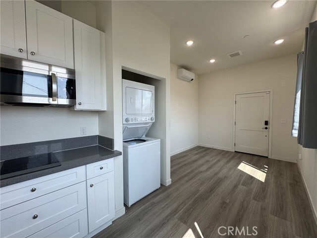 Building Photo - 209 N Serrano Ave