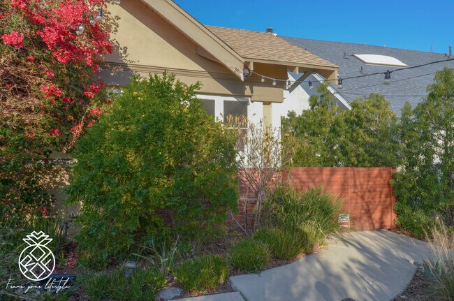 Building Photo - 2325 Cove Ave