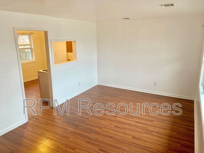 Building Photo - 9311 Waverly Ave