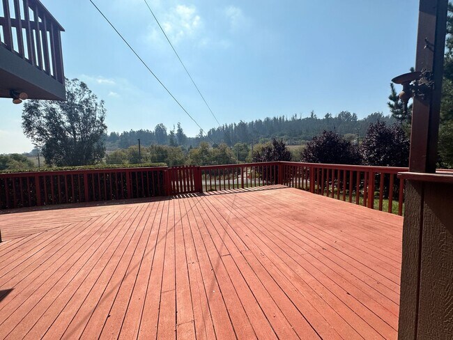 Building Photo - Beautiful Country Living Home off Larkin V...