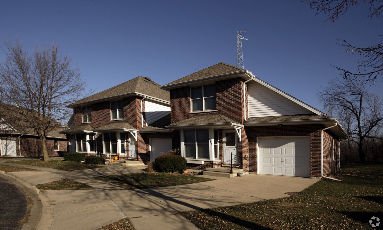 Primary Photo - 121-157 Wycliffe Dr