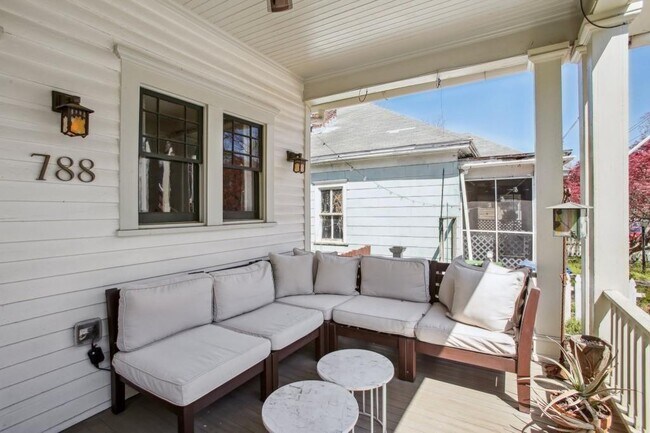 Foto del edificio - 788 Lake Ave NE