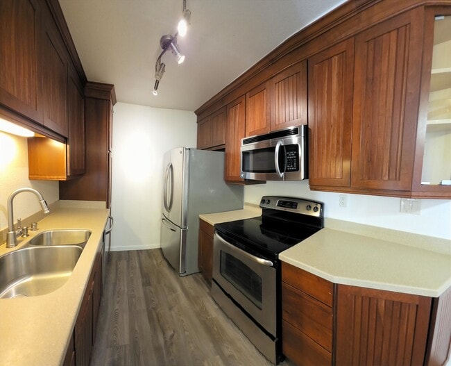 Building Photo - 6455 La Jolla Blvd