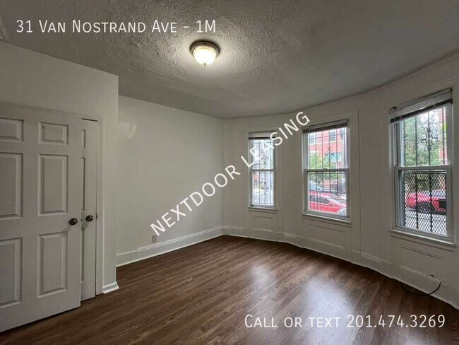 Foto del edificio - 31 Van Nostrand Ave