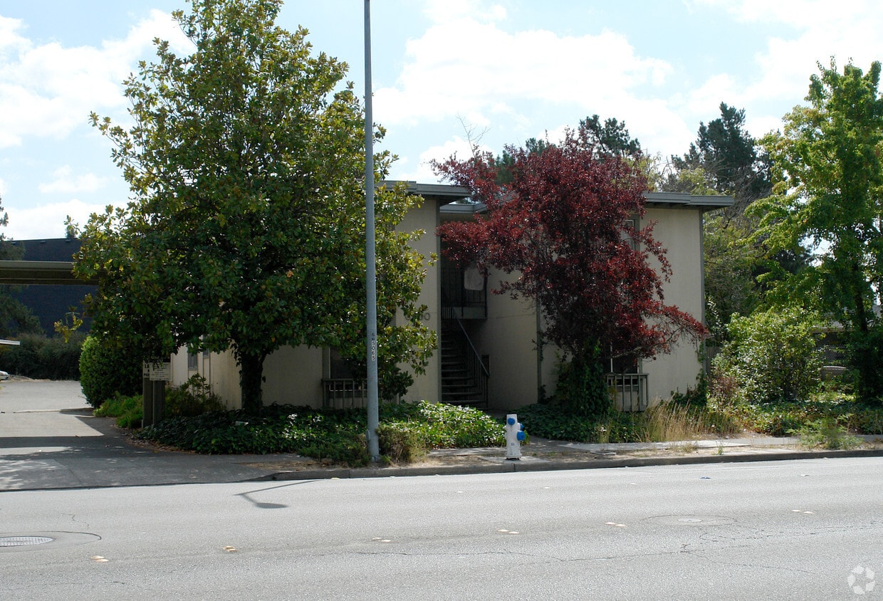 Primary Photo - 6200 Montecito Blvd