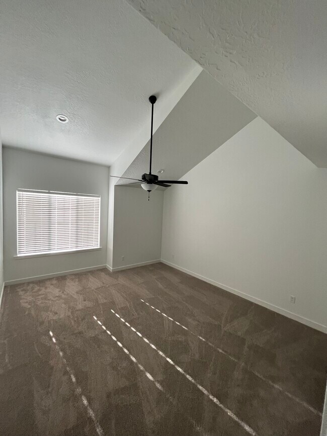 Building Photo - 520 S Orchard Dr