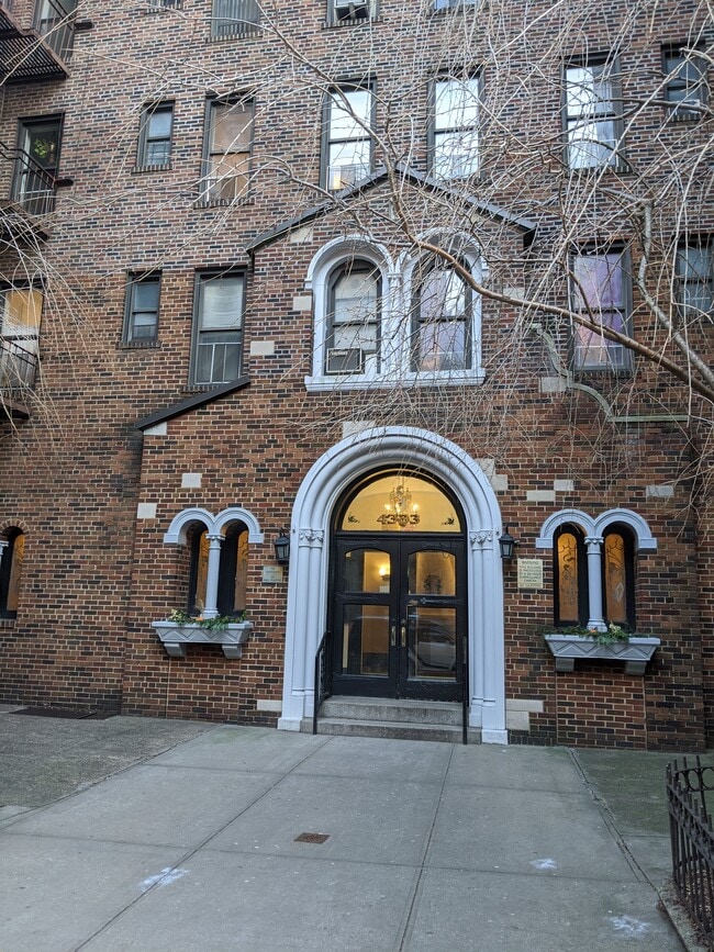 Building Entrance - 43-33 46th St