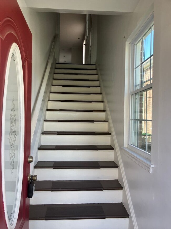 Building Photo - Three Bedroom Condo - Centrally Located Su...