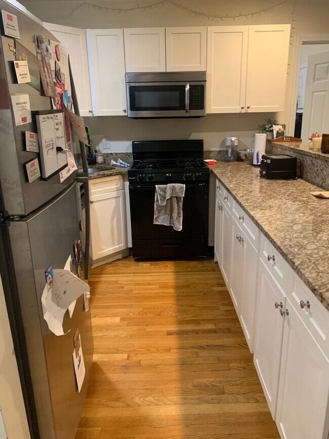 Foto del edificio - 3 BED RIGHT ACROSS FROM B.U. ~~ HEAT & HOT WATER INCLUDED