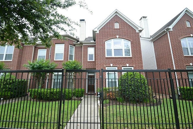 Building Photo - 722 Memorial Heights Dr