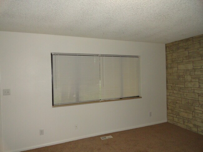 Building Photo - 460 1/2 32 1/8 Rd