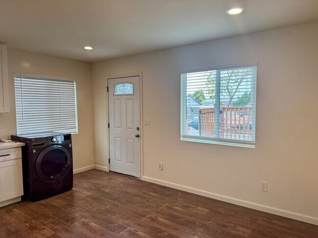 Foto del edificio - 3775 Teak St