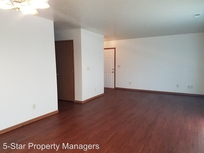 Building Photo - 215 Tanglewood Dr