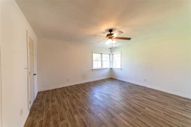 Building Photo - 5610 Ludington Dr