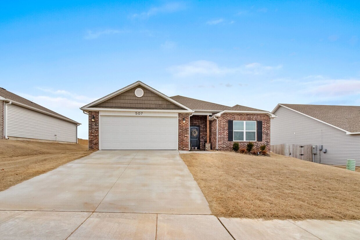 Primary Photo - Move-In Ready Rental in Prime Location – 6...