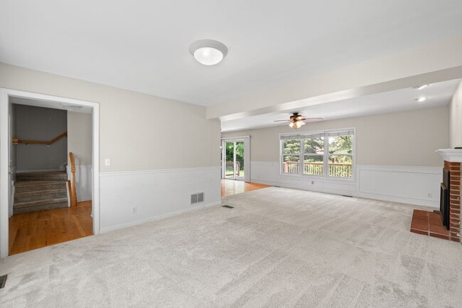 Building Photo - 406 Lakewood Dr