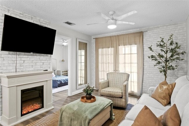 Building Photo - 4506 S Oak Dr