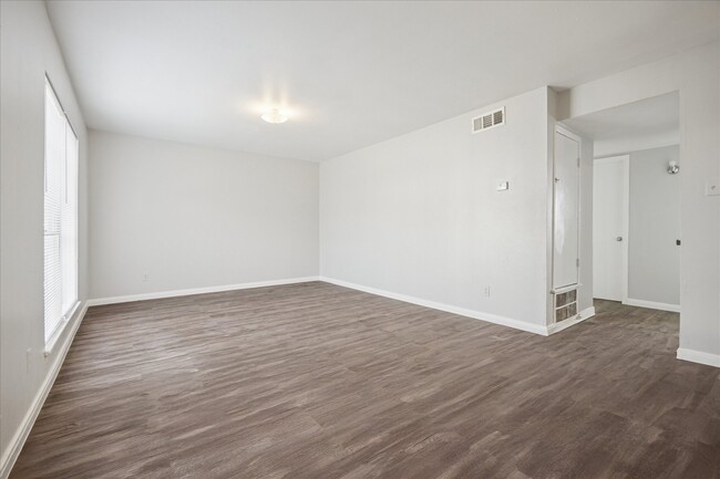 Building Photo - 1716 Crownover Rd