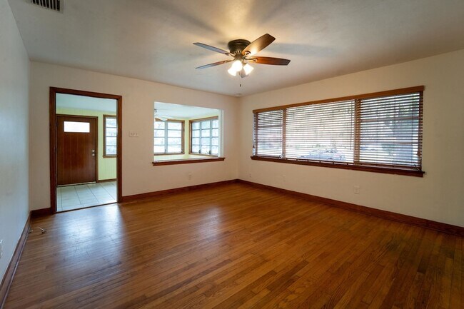 Foto del edificio - 64 Fullerwood Dr